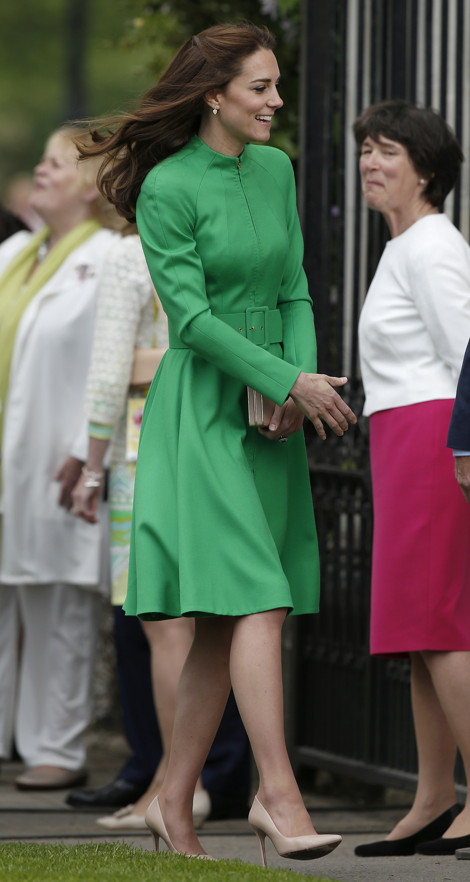 The Queen visits the Royal Horticultural Society Chelsea Flower Show at the Royal Hospital Chelsea, London, UK, on the 23rd May 2016. Picture by Adrian Dennis/WPA-Pool Pictured: Duchess of Cambridge, Catherine, Kate Middleton Ref: SPL1287836 230516 Picture by: Splash News Splash News and Pictures Los Angeles:310-821-2666 New York: 212-619-2666 London: 870-934-2666 photodesk@splashnews.com